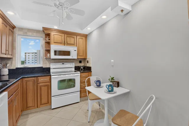 Unit 501 photo 11