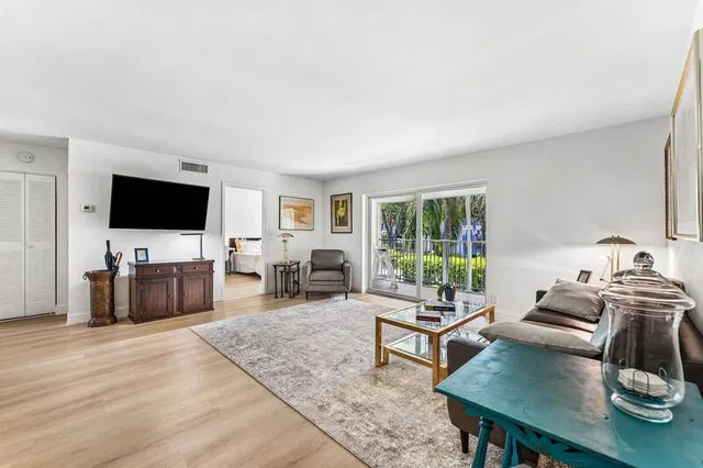 Unit 2100 photo 6