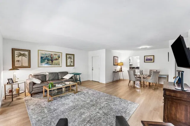 Unit 2100 photo 7