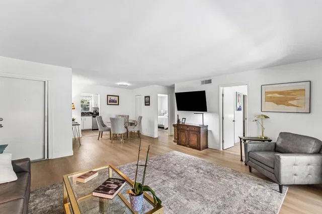Unit 2100 photo 8