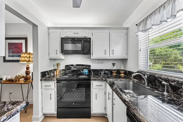 Unit 2100 photo 11