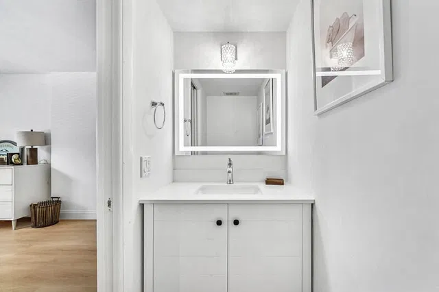 Unit 2100 photo 13