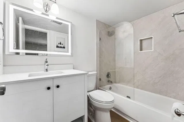 Unit 2100 photo 19