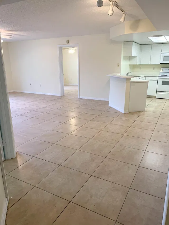  Unit 502 photo 7