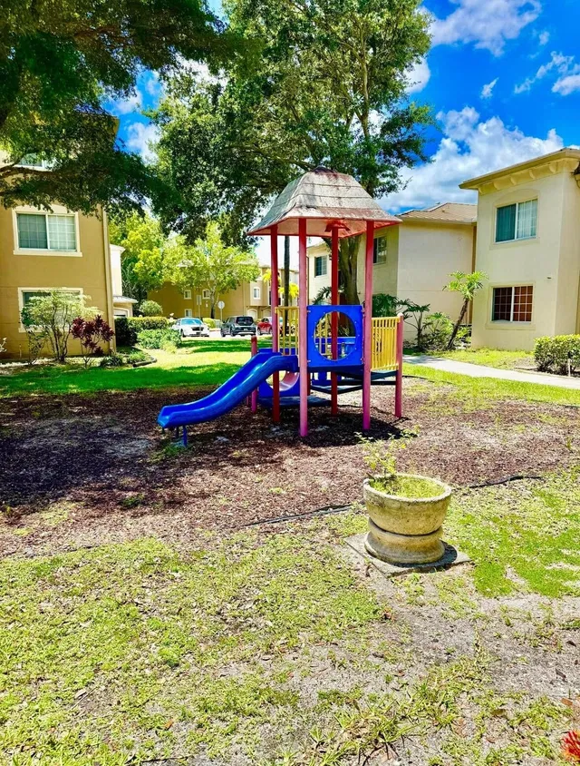  Unit 502 photo 23