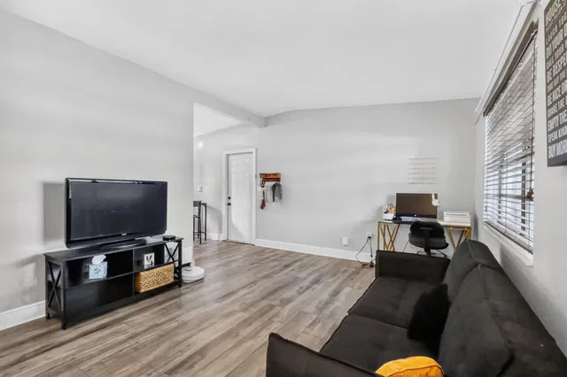  Residence photo 5