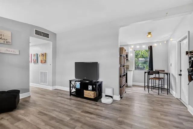  Residence photo 6