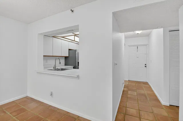 Unit 2140 photo 2