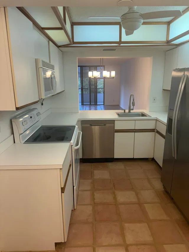 Unit 2140 photo 9