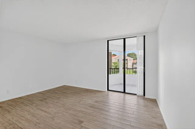 Unit 2140 photo 11
