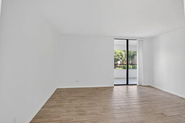 Unit 2140 photo 12