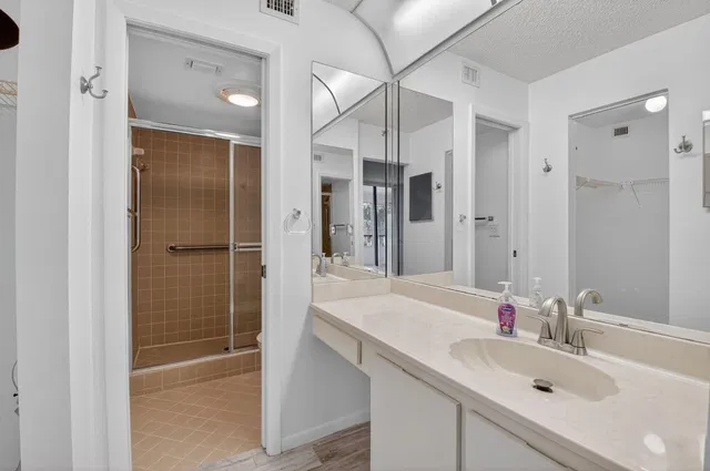 Unit 2140 photo 15