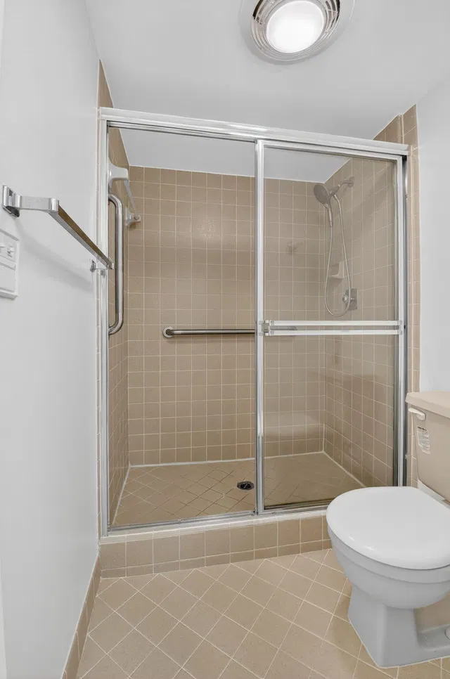 Unit 2140 photo 16