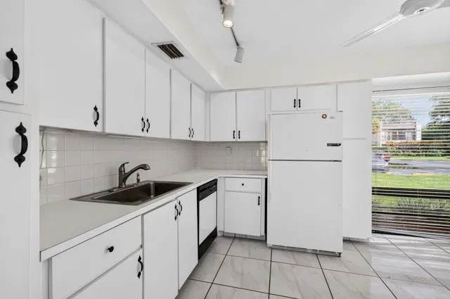 Unit 124 photo 10