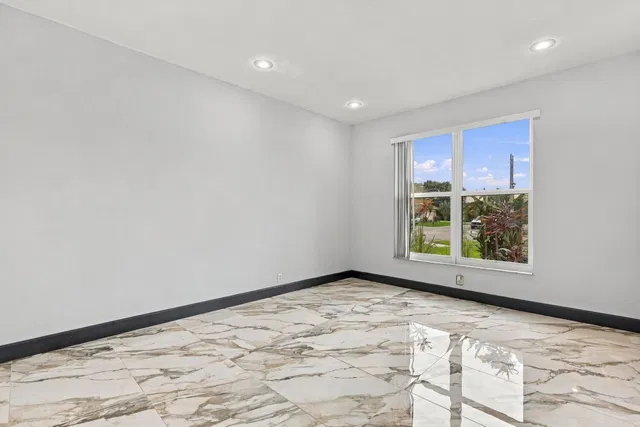  Residence photo 8