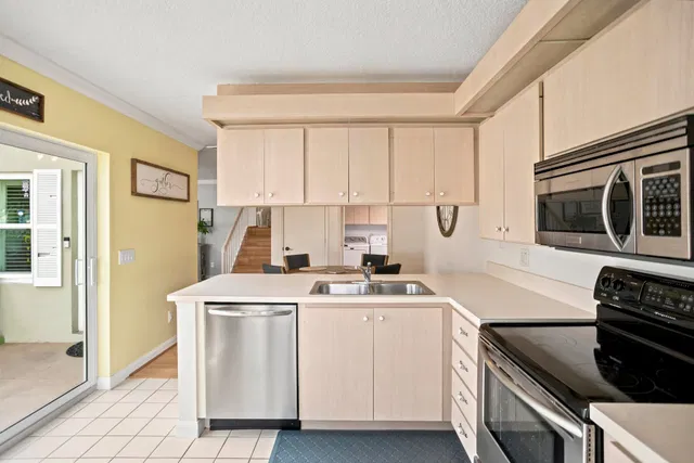 Unit 32B photo 17