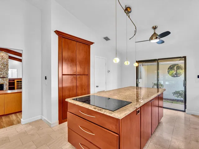  Residence photo 24