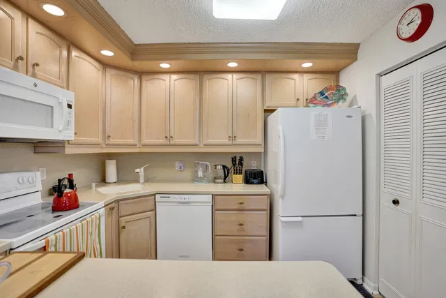 Unit B-1 photo 12