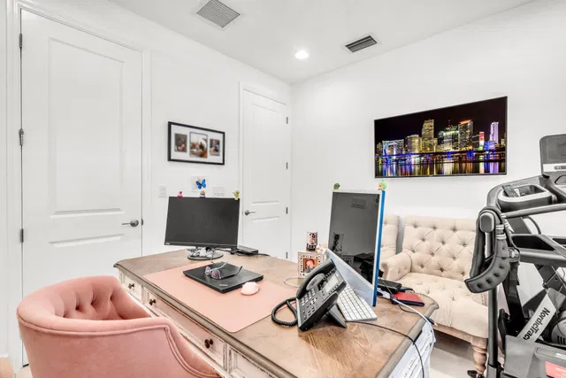 Residence photo 18