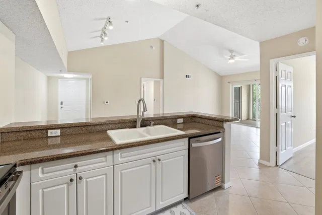Unit 8306 photo 10