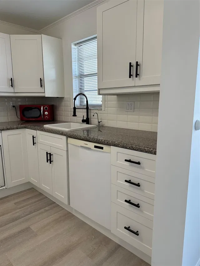 Unit 403 photo 5