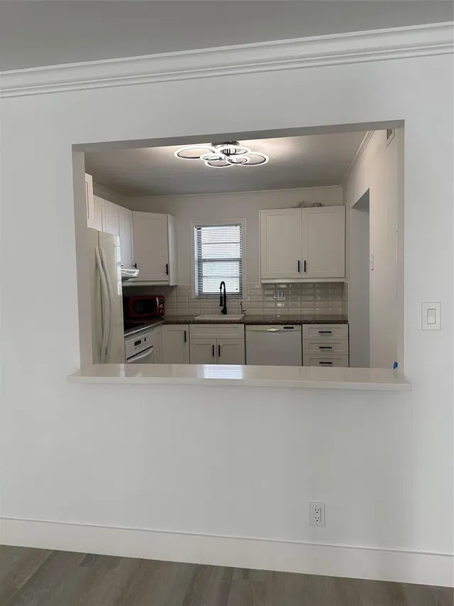 Unit 403 photo 6