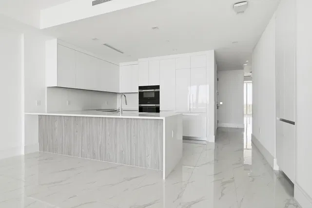 Nautilus 220 Unit 804 photo 14