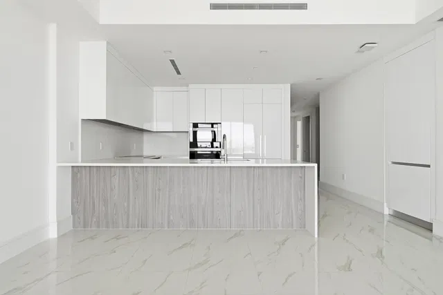 Nautilus 220 Unit 804 photo 15