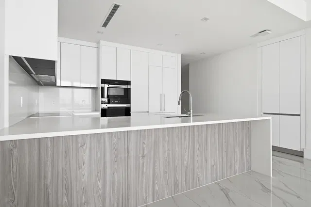 Nautilus 220 Unit 804 photo 16
