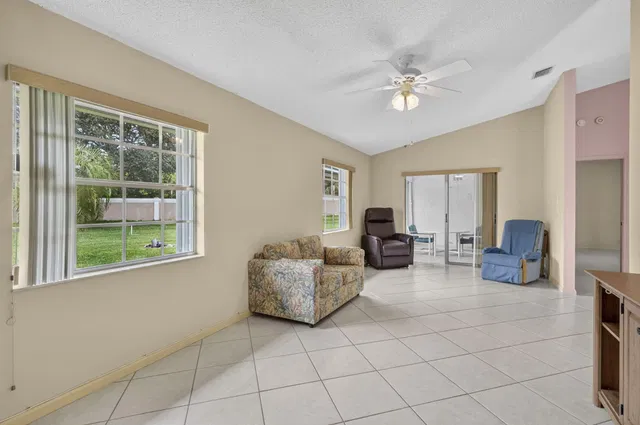  Residence photo 15