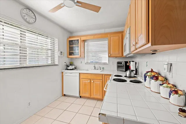 Unit 853 photo 12