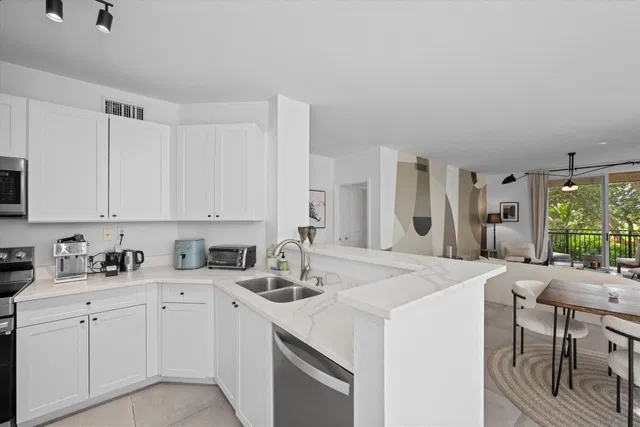 Unit 208 photo 9