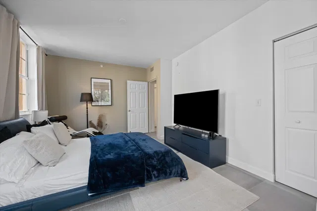 Unit 208 photo 18
