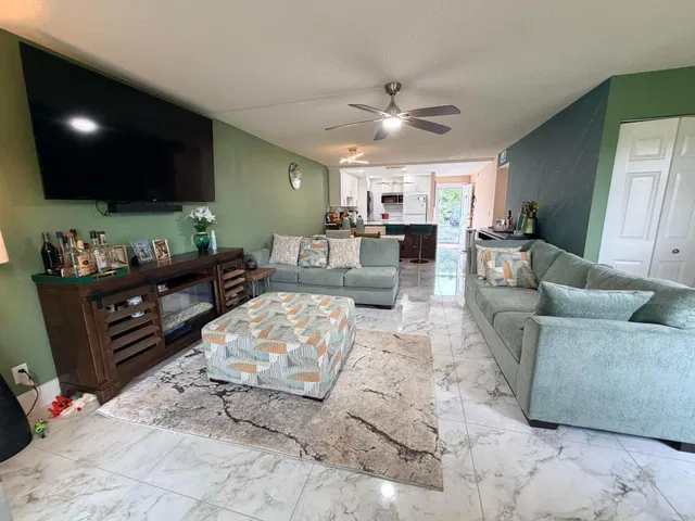 Unit 123 photo 5