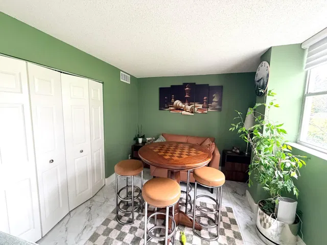 Unit 123 photo 23