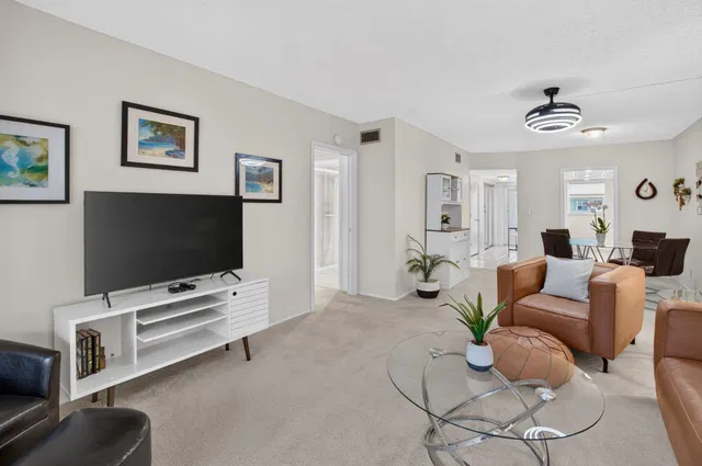 Unit 211 photo 11
