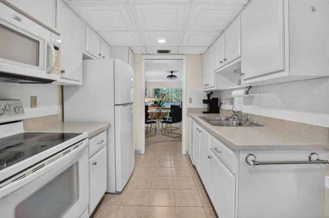 Unit 211 photo 16