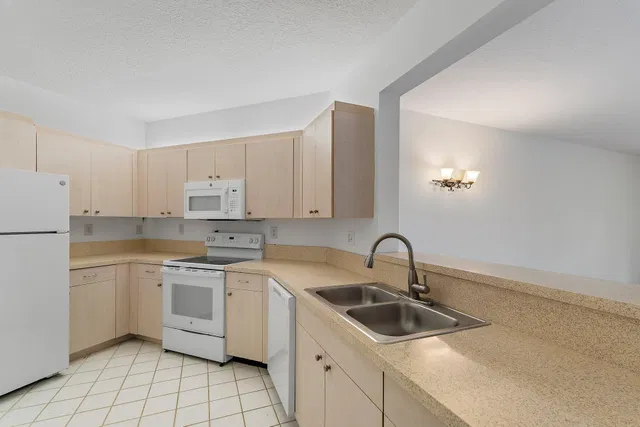 Unit 204 photo 4