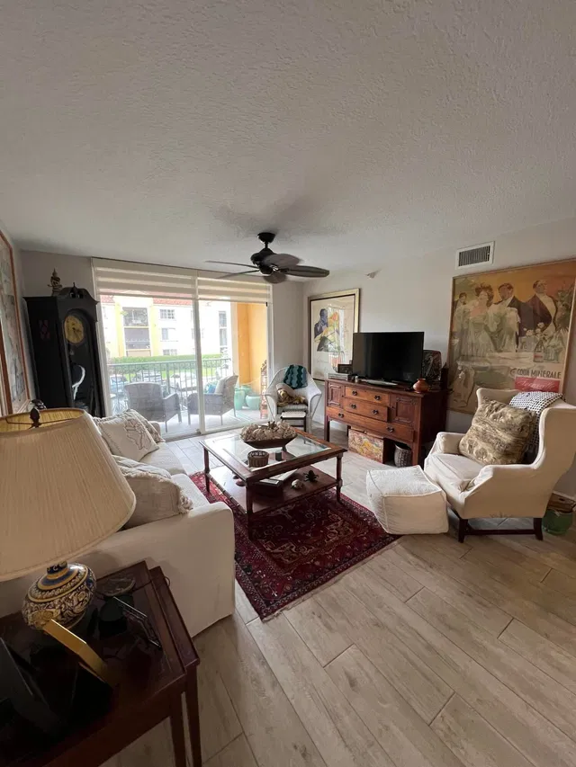 Unit 207 photo 3
