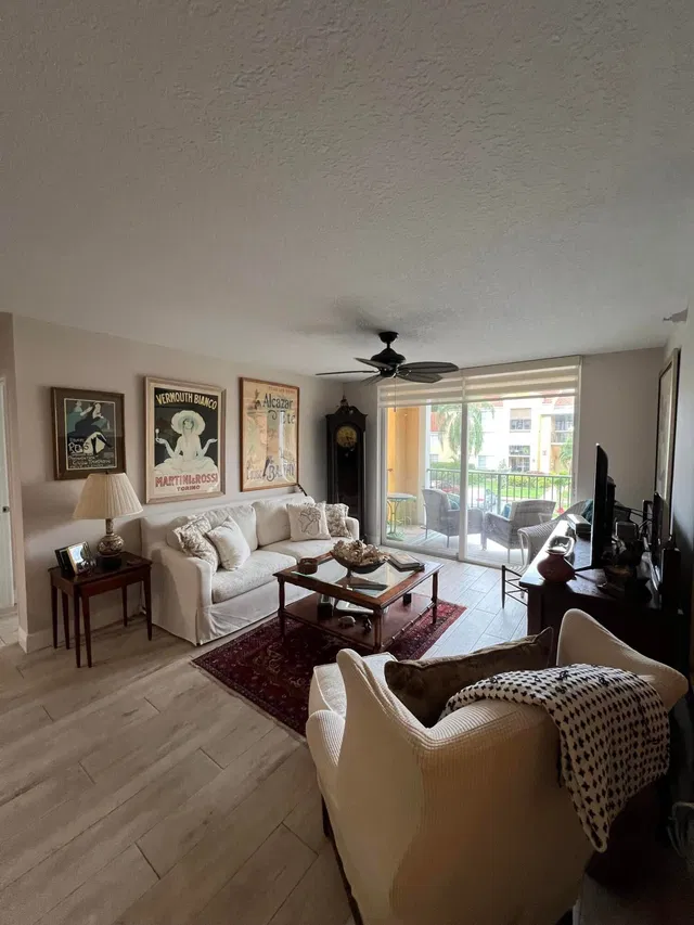Unit 207 photo 4