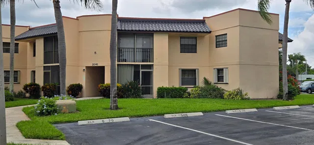 Unit 5-70 photo 2