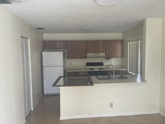 Unit 9144 photo 3