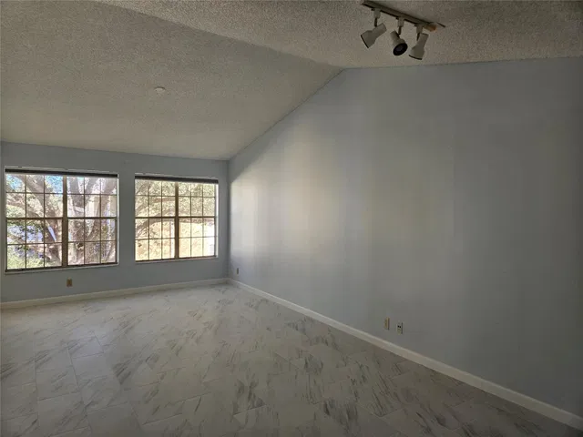 Unit L photo 3