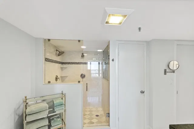Unit 549 photo 12