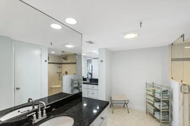 Unit 549 photo 14