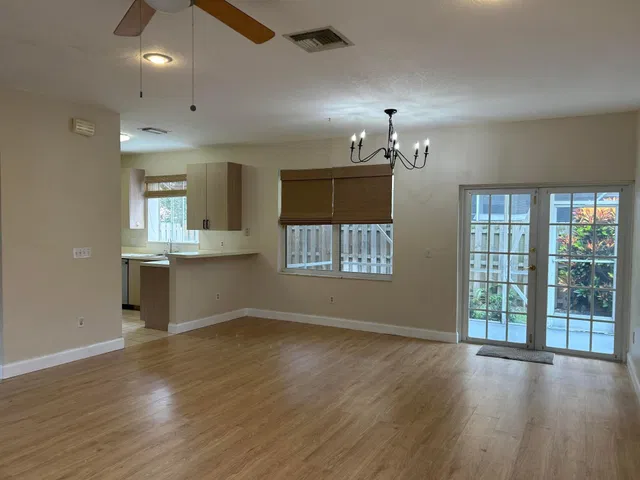 Unit 331 photo 3