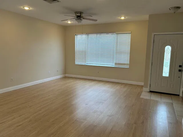 Unit 331 photo 4