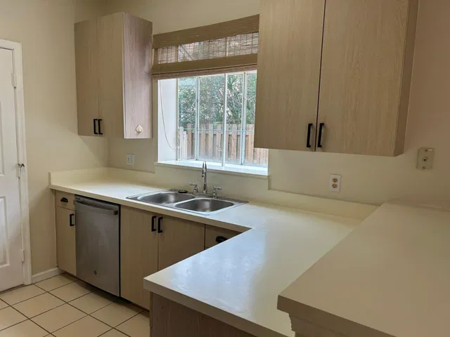 Unit 331 photo 5