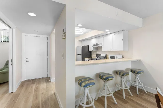 Unit 14203 photo 2