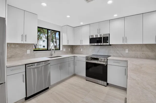  Unit 13501 photo 16